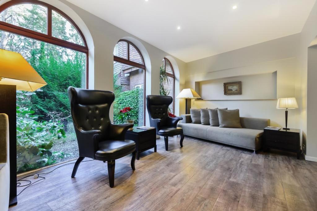 Villa Coach House Woking Exterior foto