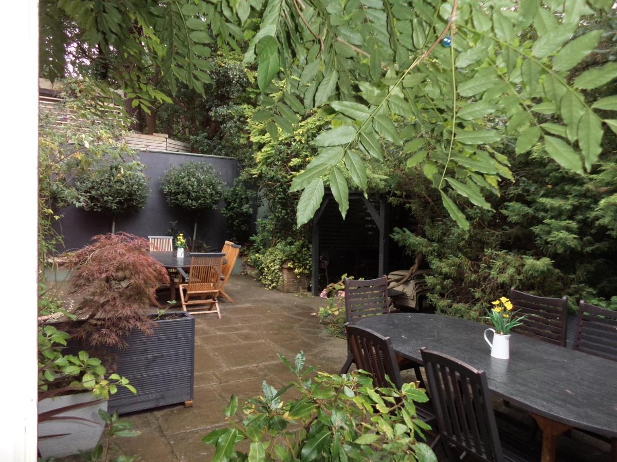Villa Coach House Woking Exterior foto